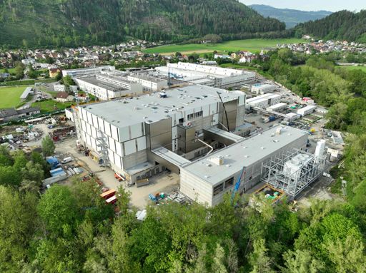 Bild 1: Einzigartig in Europa und direkt an der
Mur: Hinterberg 3, das neue Kompetenz-Zentrum für IC-Substrate
(Gebäude im Vordergrund)