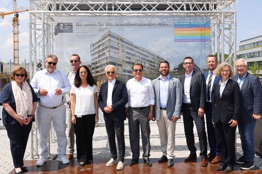 Vorschau Bild von vlnr: Andrea Hofbauer, StR Peter Hacker, Wilhelm
Horst Rode, Roswitha Engel, Hannes Swoboda, Wilhelm Behensky,
Klemens Haselsteiner, Markus Engerth, Heimo Sandtner, Elisabeth
Haslinger-Baumann, Arthur Mettinger