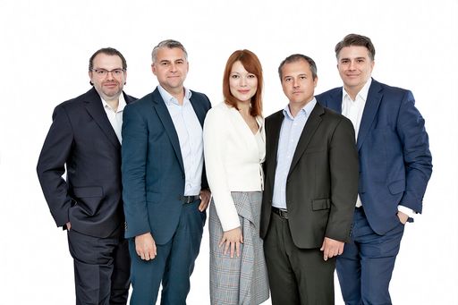  Von links nach rechts: die Rechtsanwälte Reis,
Ruhm, Meissner, Passin und Reinisch.