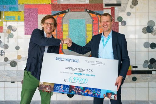 v.li.: Wiener Stadthalle GF Matthäus Zelenka
übergibt an UNICEF GF Christoph Jünger, MBA den Holiday on
Ice-Spendenscheck; 31.5.2023, Copyright: Bildagentur Zolles
KG/Christian Hofer