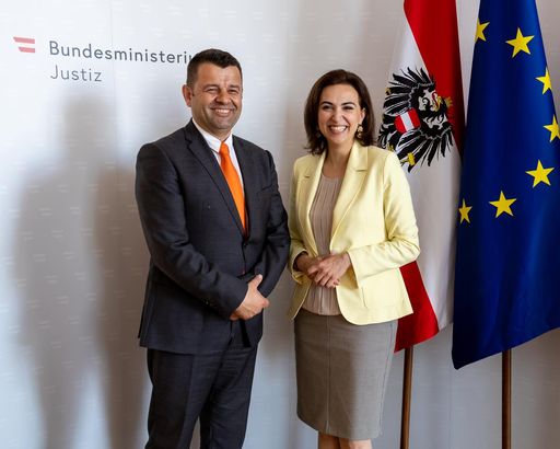 Menschenrechtsminister Hurtić lud Zadić zu einem
Besuch nach Lipa ein, damit sich die Justizminister selbst ein Bild
vor Ort machen könne