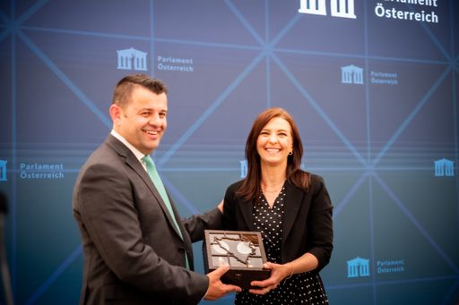 Vorschau Bild von Vor dem Treffen mit Justizministerin Alma Zadić kam
der bosnische Menschenrechtsminister zu einer Pressekonferenz mit
Ewa Ernst-Dziedzic. Der Minister istGründer der grünen Bewegung und
Partei in Bosnien-Herzegowina.