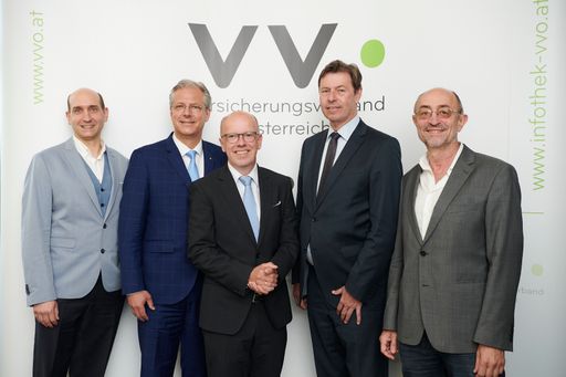 https://www.apa-fotoservice.at/galerie/33115 DI Dr. Gerd Hesina,
Geschäftsführer VRVis; KR Mag. Klaus Scheitegel, VVO-Vize-Präsident;
Mag. Christian Eltner, Generalsekretär des VVO; DI Günter Liebel,
Generalsekretär des Bundesministeriums für Land- und
Forstwirtschaft, Regionen und Wasserwirtschaft und Univ.-Prof. DI
DDr. Günter Blöschl, Institutsvorstand, Leiter der Abteilung
Ingenieurhydrologie TU Wien.