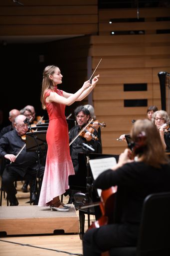 Vorschau Bild von Almer Deutscher dirigiert ein Orchester