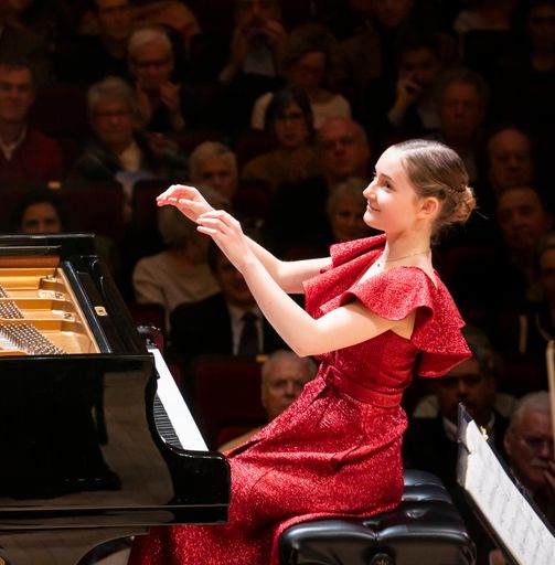 Vorschau Bild von Alma Deutscher making debut at Carnegie Hall with
Jane Glover conducting the Orchestra of St. Luke's, 12/12/19. Photo
by Chris Lee