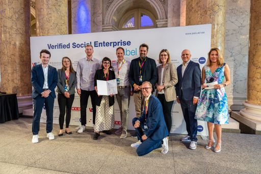 v.l. Lukas Sprenger (Geschäftsführer Junge Wirtschaft, WKÖ),
Constanze Stockhammer (Managing Director SENA), Team von MyAbility
GmbH, Eva Landrichtinger (Generalsekretärin BMAW), Bernhard
Sagmeister (aws Geschäftsführer), Tanja Spennlingwimmer (aws
Geschäftsfeldleiterin).