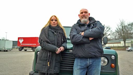 Vorschau Bild von Messie-Expertin Sabina Hankel-Hirtz und Entrümpelungsprofi Dennis
Karl / Die Verwendung dieses Bildes für redaktionelle Zwecke ist
unter Beachtung aller mitgeteilten Nutzungsbedingungen zulässig und
dann auch honorarfrei. Veröffentlichung ausschließlich mit
Bildrechte-Hinweis.