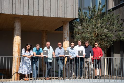 Vorschau Bild von Familie Hahn, Architekt Horst Zauner und HARTL HAUS freuen sich
über die Nominierung beim NÖ Holzbaupreis