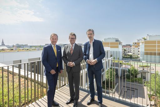 Mediengespräch in der nachhaltigen Bundesschule AHS
Wien West (v.l.n.r.): Geschäftsführer der BIG Wolfgang Gleissner,
Bundesminister für Bildung, Wissenschaft und Forschung Martin
Polaschek und Univ. Prof. Christian Kühn von der TU Wien