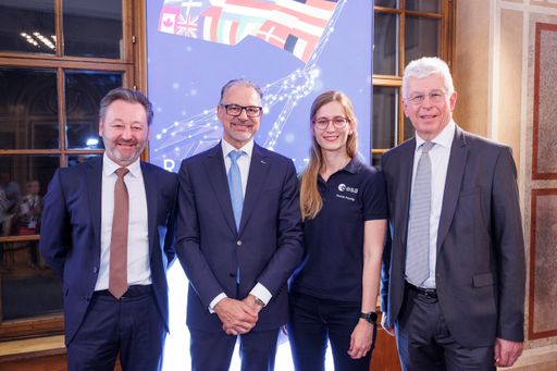 v.l.n.r. Andreas Geisler (Leiter der Agentur für
Luft- und Raumfahrt, FFG), Josef Aschbacher (Generaldirektor,
Europäische Weltraumorganisation), Carmen Possnig (ESA
Reserveastronautin), Klaus Pseiner (Geschäftsführer, FFG) bei der
ESA-Konferenz "Ready for the Moon" in Wien