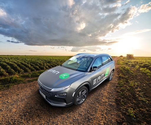  Hyunday Nexo, eines der fünf Wasserstoff
betriebenen Autos der SAN Group Flotte. Ein Beitrag zu "NetZero by
2027"