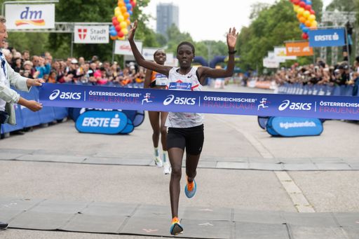 ASICS Top-Athletin Naomi Chepngeno holte sich bei
ihrer Wien-Premiere den Sieg beim 35. ASICS Österreichischen
Frauenlauf.