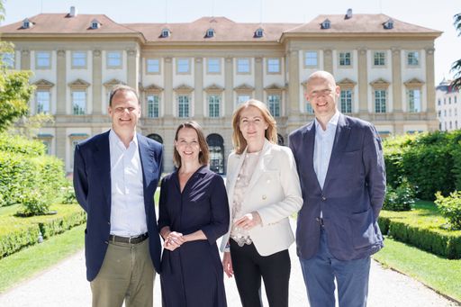  https://www.apa-fotoservice.at/galerie/33285 - Die Liechtenstein Gruppe wird neuer
„Zukunfts¬partner“ des angesehenen österreichischen
Nachhaltigkeits-Awards TRIGOS. Damit findet am 4. Oktober die Gala
zur TRIGOS-Verleihung 2023 und gleichzeitig Jubiläumsgala zu 20
Jahre TRIGOSerstmals im außergewöhnlichen Ambiente des Gartenpalais
Liechtenstein in Wien 9 statt.