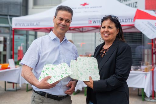 Nikolaus Herzog (Bereichsleiter Speisenzustellung
Wiener Rotes Kreuz), Christina Kejik-Hopp (GF Menü Manufaktur) mit
neuer BIOPAP Verpackung
