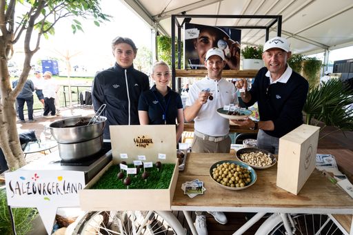 Handgedrehte Mozartkugeln am SalzburgerLand-Stand
bei den Porsche European Open 2023 in Hamburg: (v.l.) Maria
Rosenstatter und Luca Klinglmayr (beide Zell am See-Kaprun
Tourismus), Profi-Golfer Lukas Nemecz und Leo Bauernberger
(SalzburgerLand Tourismus).