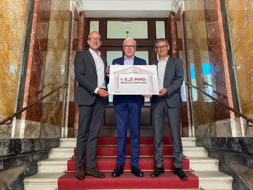 v.l.n.r.: Patrick HOCHHAUSER, Obmann-Stv. des
Fachverbandes der Gesundheitsbetriebe (WKÖ) und Geschäftsführer
Eurothermen, OÖ Thermenholding GmbH, Gerhard GUCHER, Gründer der
Initiative Therme PLUS und Oliver FRITZ, Studienautor, Ökonom und
Forschungsgruppenkoordinator des Österreichischen Instituts für
Wirtschaftsforschung (WIFO)