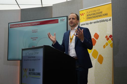 Vorschau Bild von Dr. Thomas Ornter, General Manager TÜV AUSTRIA Data
Intelligence GmbH, bei seiner Keynote „Big Data & KI – was HR wissen
muss“