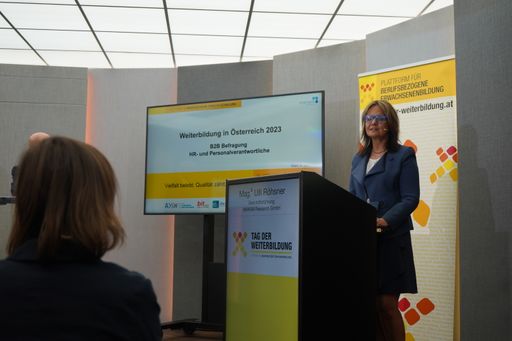 Vorschau Bild von Mag.a Ulli Röhsner, Geschäftsführerin MAKAM
Research GmbH bei der Präsentation der Studie "Weiterbildung in
Österreich 2023"