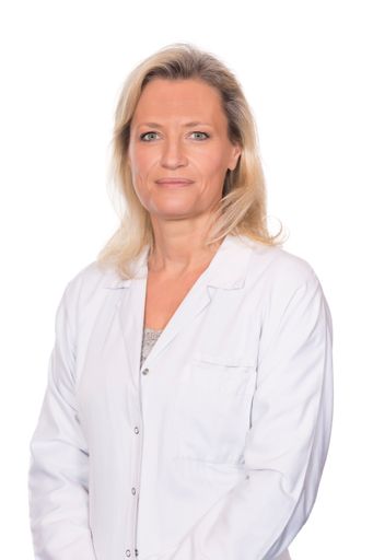 Vorschau Bild von PRAEVENIRE Vorstandsmitglied Mag. pharm. Gunda
Gittler, MBA, aHPh, Leiterin der Anstaltsapotheke und öffentlichen
Apotheke am Krankenhaus der Barmherzigen Brüder Linz, warnte bereits
2018, lange vor der Pandemie, vor den aktuellen Versorgungsproblemen
bei Arzneimitteln.