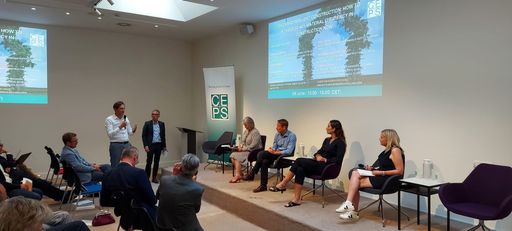 Bauen neu denken, stand bei der Diskussion von CEPS
in Brüssel im Zentrum: Peter Flotzinger, Sebastian Spaun, Christian
Egenhofer, Katharina Knapton-Vierlich, Zsolt Toth, Rebecca Lamas,
Jonna Byskata