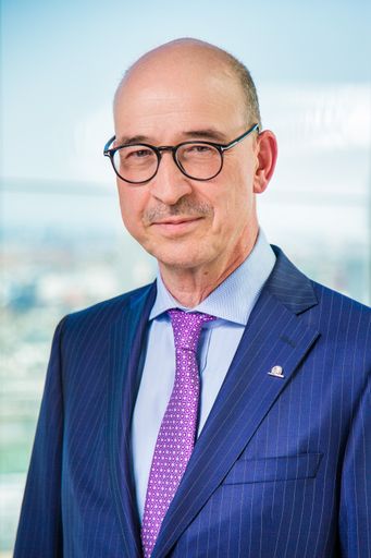 Dr. Burkhard Gantenbein (*1963) ist in der
konstituierenden Aufsichtsratssitzung nach der 24. ordentlichen
Hauptversammlung der UNIQA Insurance Group AG am 6. Juni 2023 zum
Vorsitzenden des Aufsichtsrates gewählt worden.