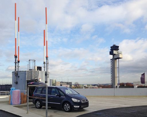 Rohde & Schwarz installation vehicle during RASUM roll-out in
front of a radio site at Frankfurt Airport. (Image: Rohde &
Schwarz) / Die Verwendung dieses Bildes für redaktionelle Zwecke ist
unter Beachtung aller mitgeteilten Nutzungsbedingungen zulässig und
dann auch honorarfrei. Veröffentlichung ausschließlich mit
Bildrechte-Hinweis.
