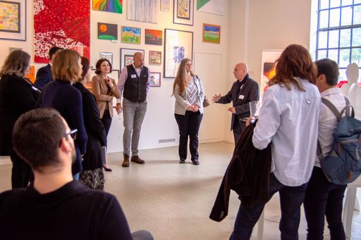Vorschau Bild von Kurator Sascha Windholz führt durch die Ausstellung "Wegschauen.
Hinschauen. Reinschauen."