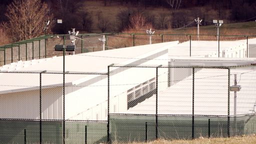 Vorschau Bild von Als die ersten Veröffentlichungen zum Gefängnis
publik wurden, bestritt die ÖVP-nahe Organisation ICMPD jegliche
Verwicklung in den Bau der Hafteinheiten. Letztlich musste Michael
Spindelegger in der ZIB vom 13.4 - unter Beweisdruck - die
Verantwortung zugeben.