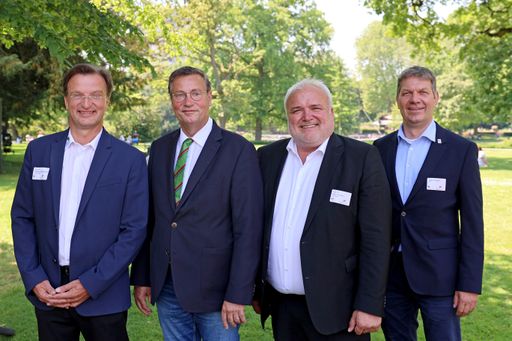 Prof. Dr. Matthias Reinschmidt, Direktor Zoo Karlsruhe, Peter
Hauk, MdL, Minister für Ernährung, Ländlichen Raum und
Verbraucherschutz Baden-Württemberg, Prof. Dr. Jörg Junhold,
Präsident des VdZ und Direktor des Zoos Leipzig, Volker Homes,
Geschäftsführer VdZ, beim ersten VdZ Zoo- und Wildtier-Forum / Die
Verwendung dieses Bildes für redaktionelle Zwecke ist unter
Beachtung aller mitgeteilten Nutzungsbedingungen zulässig und dann
auch honorarfrei. Veröffentlichung ausschließlich mit
Bildrechte-Hinweis.