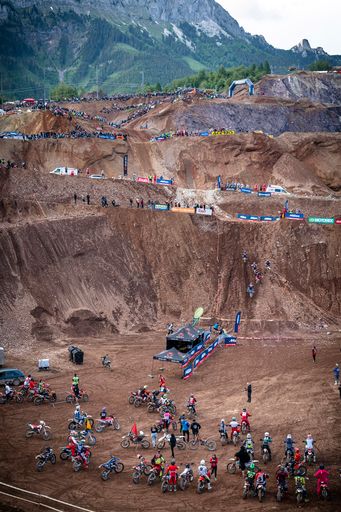 das MITAS Rocket Ride Superfinale bietet spannende
Offroad-Motorsport Action am ersten Renntag des Red Bull
Erzbergrodeo 2023