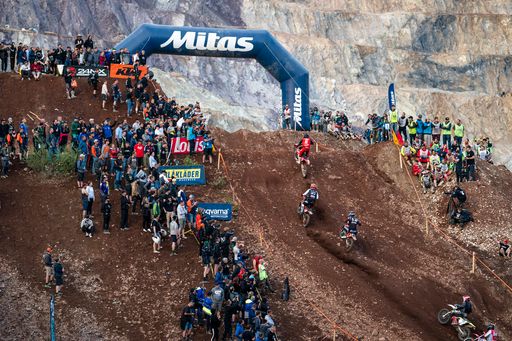 Vorschau Bild von BILD zu OTS - das MITAS Rocket Ride Superfinale
bietet spannende Offroad-Motorsport Action am ersten Renntag des Red
Bull Erzbergrodeo 2023