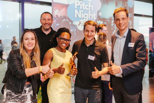 Vorschau Bild von Agrodox COO Stephanie E. Trpkov freut sich über den
eindeutigen Sieg bei der Pitch Night der EU-Startups.