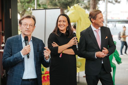 Vorschau Bild von Gerhard Hirczi, Geschäftsführer Wirtschaftsagentur Wien, Naomi
Hunt, Projektleiterin ViennaUP, Wirtschaftsstadtrat Peter Hanke auf
der Homebase der ViennaUP'23
