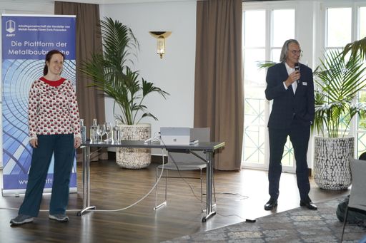 Vorschau Bild von Sarah Richter, Geschäftsführerin der Bau EPD GmbH
und Harald Greger, Geschäftsführer des Aluminium-Fenster-Instituts
zum "Thema Fenster - ökologisch betrachtet"