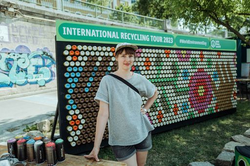 Die Wiener Künstlerin Frau Isa (Isa Toman) vor dem
Jede Dose zählt #PixelCan am Wiener Donaukanal - einem Mural aus
mehr als 1.100 leeren Getränkedosen, © Jede Dose zählt / NIKLAS
STADLER