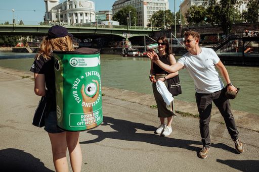 Vorschau Bild von Die Rucksack Botschafter:innen von Jede Dose zählt
am Wiener Donaukanal, © Jede Dose zählt / NIKLAS STADLER