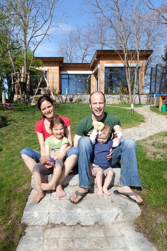 Vorschau Bild von Ein Hartl Haus mit 145 Quadratmetern bindet rund 30
Tonnen Kohlendioxid langfristig und trägt so einen wertvollen
Beitrag zum Klimaschutz. Hartl Haus verwendet für seine Fertighäuser
Holz aus regionaler nachhaltiger Forstwirtschaft.