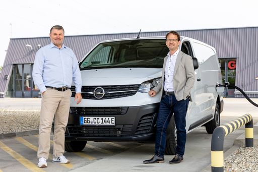 Peter Kuhn (Manager Business Development Hydrogen
Opel/Stellantis Rüsselsheim) (links) und Martin Riha (Manager
Nutzfahrzeug Business Unit der Stellantis Austria
Importorganisationen) (rechts) mit dem Opel Vivaro-e-Hydrogen
Nutzfahrzeug bei Testfahrten Wien.
