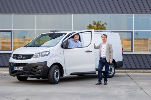 Vorschau Bild von Peter Kuhn (Manager Business Development Hydrogen
bei Opel/Stellantis Rüsselsheim) (links) und Martin Riha (Manager
Nutzfahrzeug Business Unit der Stellantis Austria
Importorganisationen) (rechts) mit dem Opel Vivaro-e-Hydrogen
Nutzfahrzeug bei Testfahrten Wien.