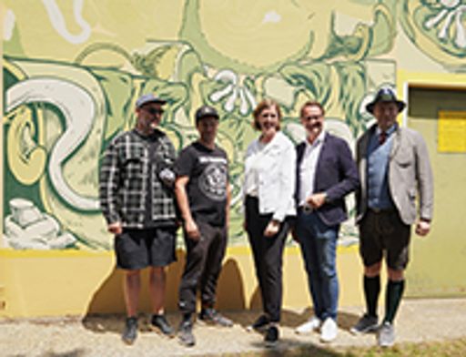 v.l.n.r.: Cone, Nychos, Landesrätin MMag. Barbara
Eibinger-Miedl, Bgm. Hartberg: Marcus Martschitsch, GF TV
Oststeiermark, Dr. Stefan Schindler