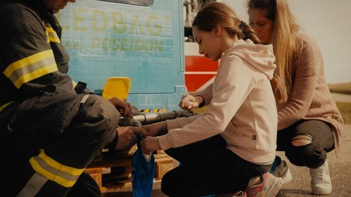 Fledbag Poseidon wird mit einer C-Kupplung mit dem
Feuerwehrschlauch verbunden und kann einfach und problemlos gefüllt
werden. Nach Gebrauch wird der Innensack entsorgt, dadurch entfällt
auch die Reinigung.
