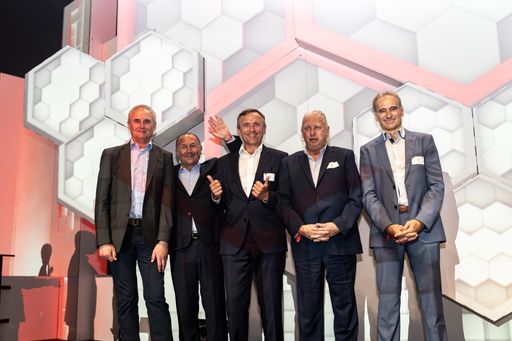 Vorschau Bild von Die ACP-Gründer Gerhard Sanjath, Walter Gsöll,
Herbert Sanjath, Stefan Csizy und Gerald Huber feiern den 30.
Geburtstag des Unternehmens