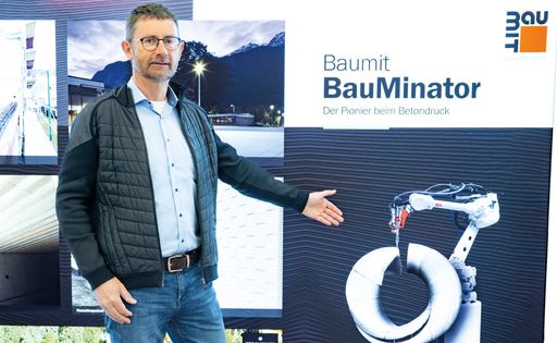 Vorschau Bild von Eduard Artner, Leitung Geschäftsfeld Baumit
BauMinator®: „Freiformen aller Art sind möglich und Bauteile wie
Betondecken und Wände können erstmals schnell, stark
gewichtsreduziert und in Summe mit rund 25 Prozent weniger CO2
hergestellt werden“.
