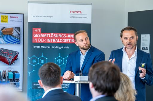 Vorschau Bild von Im Rahmen des Pressegesprächs zeigen sich
Dipl.-Ing. Josef Dax, Director Logistics Solutions (rechts im Bild)
und Gerhard Skopal, MCs, Projektleiter - beide Toyota Material
Handling Austria - stolz über den erfolgreichen Abschluss der ersten
AutoStore Integration.