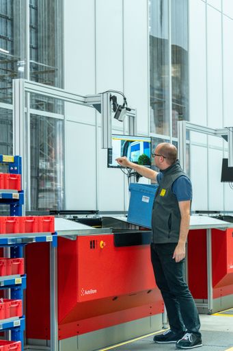 Vorschau Bild von BILD zu OTS - Die Arbeitsstationen - sogenannte
Carousel-Ports, bilden die Schnittstellen zwischen Menschen und
Maschine bei der durch Toyota implementierten AutoStore-Anlage bei
Post Systemlogistik.