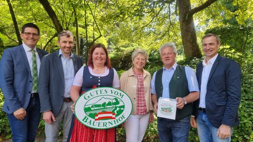  Der Vorstand des "Verbands bäuerlicher
Direktvermarkter Österreich - Gutes vom Bauernhof" von links nach
rechts: Lorenz Mayr (NÖ, Obmann-Stellvertreter), Hannes Danzl
(Tirol, Kassier), Petra Pobachnig (Kärnten, Schriftführerin),
Martina Ortner (Geschäftsführung, LKÖ), Karl Grabmayr
(Oberösterreich, Obmann), Markus Hillebrand (Steiermark,
Obmann-Stellvertreter)