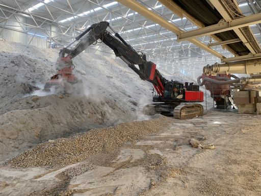 Vorschau Bild von Einblick in die Räumung der Deponie, die von einer
semimobilen Überdachung vor Witterung geschützt wird
