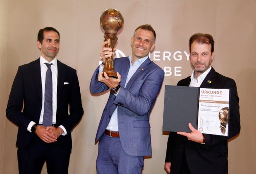 Joachim Kelz (Mitte) und Ingo Leusbrock (re.) von
AEE Intec freuen sich über den Sieg des Projekts „ThermaFLEX“ beim
Energy Globe Austria in der Kategorie „Feuer“. Überreicht wurde der
Preis von Stephan Sharma (li.), Vorstandsvorsitzender der Burgenland
Energie