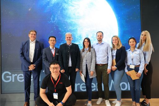 Nick Wang (LONGi Solar), 2. v. Li | Christian Bairhuber (CEO,
Energy 3000), 3. v. Li. | Michael Bairhuber (Energy 3000), 4. v. Re.
/ Die Verwendung dieses Bildes für redaktionelle Zwecke ist unter
Beachtung aller mitgeteilten Nutzungsbedingungen zulässig und dann
auch honorarfrei. Veröffentlichung ausschließlich mit
Bildrechte-Hinweis.