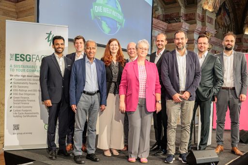  Die Podiumsteilnehmer:innen von links nach rechts:
Michael Jayasekara, Matthias Nadrag, Mojib Latif, Tanja Tötzer,
Johannes Becker, Karin Fuhrmann, Bernd Rajal, Andreas Tschas,
Wojciech Sztuba und Florian Maringer